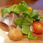 il tram - 鰯の冷製 焦がし玉葱のピュレ ワイルドルッコラの小さなサラダ(4200円のコース)