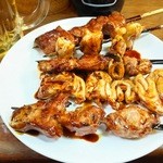 『モツ焼き』５本、４５０円。コスパ抜群。どれも肉厚で旨い。甘辛のタレにお酒が進む。