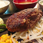 牛庵 - 一頭から４キロしか取れない神戸牛の頬肉を使ったハンバーグは限定25食！　ごろんとしています！　