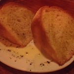 pasteria bambu - 突き出しのバゲット