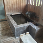 おとぎの宿米屋 - ［部屋］
      部屋風呂。
      天然温泉かけ流しです。