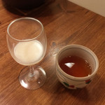 おとぎの宿米屋 - ［朝食］
      ノンアルコールの甘酒。
      香りが良く風味が抜群でした。
      ひと口目はそのままで、その後ネーブルを果汁を加えると、全く違った風味になりました。