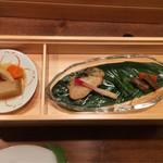 おとぎの宿米屋 - ［朝食］
      木箱に入ったおかずの上段。
      下段のおかずを撮り忘れましたが、二段になってます。