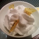 ラトリエ ドゥ ジョエル・ロブション - ⑦デザート　ラム酒のかき氷・上にココナッツムース・刺さっているのはパイン