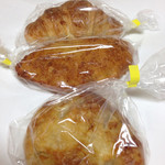 パティスリー　ララ - クロワッサン、カレーパン、オニオンチーズ