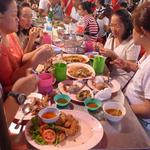 Lek & Rut Seafood - 家族そろって、みんな楽しそう！