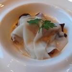 ピパ・ブルー - リドヴォのプレゼ　六甲のシャンピニオンのエッセンス　エスカルゴ添え