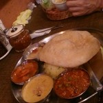 印度料理シタール - トリプル～バトラのせ
      カレーはシュリンプ、バターチキン、キーマの３種類がのってます♪