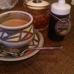 印度料理シタール - テーブル上のマンゴーチャツネ(ママレードジャムに似たもの)はナンにのせると最高に美味しいです!!甘いけどスパイシーで大好き！
      お好みでハチミツも試してみてね～!!