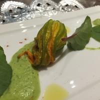 レストランひらまつ 博多 - ○ズッキーニの花、博多地鶏？のなんとか(笑)詰め。ズッキーニのソースで