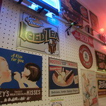 タコスタイル - Tacostyleの店内。壁はすべてレトロな看板やおもちゃで飾ってあります。