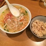 キッチンえみゅー - 『信州サーモンのアラ出し塩ラーメン』こちらは夜の宴会時です。やさしいラーメンと、その後のスープに玄米投入、呑んだ後の〆にサイコーです♪もちろん呑まなくても美味しい！