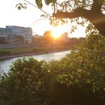 夕暮れの北上川を見ながらビールが飲めます。