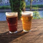 ビールと川です。