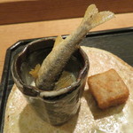 虎白 - 揚物：若鮎 夏トリュフのソース 蓮根餅