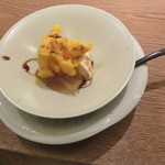 虎白 - 甘味：完熟マンゴーのシャーベット ブランデーの氷 焦がし砂糖のソース