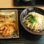 はなまるうどん - 温玉ぶっかけうどん、とり天、野菜かき揚、かぼちゃ天