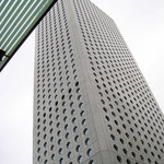 潮江春 - 窓が丸い特徴的なビルを目指して歩いてください。