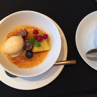 Dining & Bar TENQOO - デザートと季節のフルーツとクリームブリュレ。