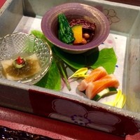 青山 星のなる木 - フードアナリストの食事会にて★
                    前菜は加賀太胡瓜昆布〆と八幡平サーモン酢〆のお博多
                               蛸大船煮 扇南瓜 さといらず 青菜
                               白だつとろろ昆布和え アボカド とんぶり 梅肉
                    
                    アボカドに梅肉とは彩も味のバランスもよいですね！