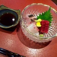 青山 星のなる木 - 造里は小田原直送イサキ、石鯛、まぐろ。新鮮さがよく味わえる厚さです。