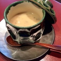 青山 星のなる木 - 温物は岩手県産阿部鶏と黒トリュフの茶碗蒸し
                    
                    蓋を開けたとたん、とても良い香りが広がり、その香りは口の中に入れるとさらに増します。
                    ポタージュのような優しさをも持ち合わせるお味でした。
                    