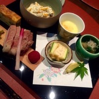 青山 星のなる木 - 四季映八寸は白金豚炙り はじかみ 山桃  
                      山桃は最後に食べようと残しておいたら食べるのが遅くて持っていかれてしまいました…残念（笑）白金豚はきれいな断面で柔らかく、噛むたびにうまみがあふれてきます。
                                          
                                            鱸南禅寺蒸し  梅肉餡 貝割 茗荷
                                           ズッキーニ海老真薯射込みの天麩羅 