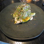 ラ・ボンヌターブル - 天使海老のソテーと半熟卵にブロッコリー・スプラウトをたっぷりと振りかけて パセリ・バターで和えたカブ、ピーナッツ、マッシュルーム2