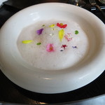 ラ・ボンヌターブル - ビワ、その種で香り付けしたブランマンジェ パイナップルとパパイアのクリーミーなシャーベット、泡立てた甘酒に美味しい花畑を浮かべて2