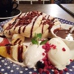 カフェデルソル - 自家製Hotチョコレートソースのふわふわパンケーキ
      （ミルクジェラート添え） ¥1,150