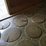 time&space 愛宕下 - 玄関のたたき
      蓮が咲いた池を思わせます