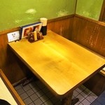 多津屋 - テーブルはかなり使い込まれた感じ