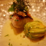 ラ・グランターブル ドゥ キタムラ - 2015/6　知多半島沖から届いた新鮮魚・天然鯛のポワレ　渥美半島産・花ズッキーニのファルシーを添えて