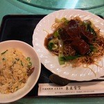 東亜食堂 - 牛腩炒麺と小炒飯の定食