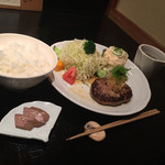 御二九と八さい はちべー - 牛タンハンバーグ