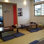 深川食堂 - 座席はゆったりと座れて、とても清潔な店内です