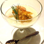 ワインサロン エルミタージュ - アミューズ カリフラワーのムースかな？かに身が乗せられています。シャンバンに合うー！