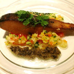 ワインサロン エルミタージュ - マスの燻製 スモークされたいい香りとレアな焼き具合。最高でした。みじん切りにされた野菜の彩りといい、もうこれはエルミ至上No. 1かも！？