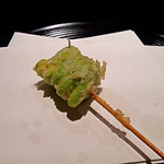 天ぷら岡本 - 父がお気に入りになった、空豆。天ぷらのネタとしては珍しいですね。