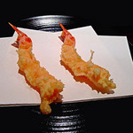 天ぷら岡本 - 活車海老。やっぱり塩で。レモン汁もお好みでと勧められましたが、これは塩がいいな。