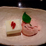 天ぷら岡本 - デザートは杏仁豆腐といちごのアイスクリーム。どちらもかなり甘さ控えめ。