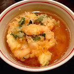 天ぷら岡本 - 〆はかき揚げの天丼か天茶を。写真は天茶。普段は芝海老と小柱だそうですが、この日は日曜日で築地市場がお休みなので、アオリイカとのこと。