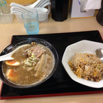 海 - とんこつラーメンとチャーハン