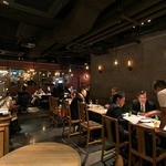 PIZZERIA CANTERA - 落ち着きのある店内メインフロア。