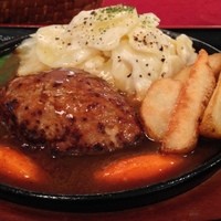 カリーナ　カリーナ - ハンバーグセット1,100円。野菜サラダ、スープ、ライス、アイスクリーム。明るい雰囲気のお店でした。