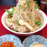 千里眼 - 冷やし中華（並）200グラム 800円　ヤサイマシニンニクカラカラ 辛揚げとガリマヨそれぞれ別皿で