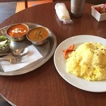 シャンティ - そんなに遠くない巣鴨で、食べたくなるインドカレーがクーポンで出ていたのでさっそく購入しさっそく来店。
どこのインド料理も期待出来ませんが、サービスはここも。。。。。
これがインド人のスタンダードなんでしょうね。
我々日本人はインドカレーと称してしまいますがネパール人もインド料理として出ています。
まーどちらでもたいして変わらないかな。
しかしインドカレーは日本人は好きだと思います。
私の子供もイン