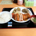 梅の家 - とんかつ定食（700円）