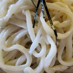 田舎や - うどんアップ。細めだが歯ごたえあり。