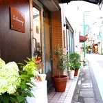 Le Beaucoup - 商店街の端にあります